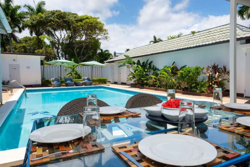 Alfresco dining poolside